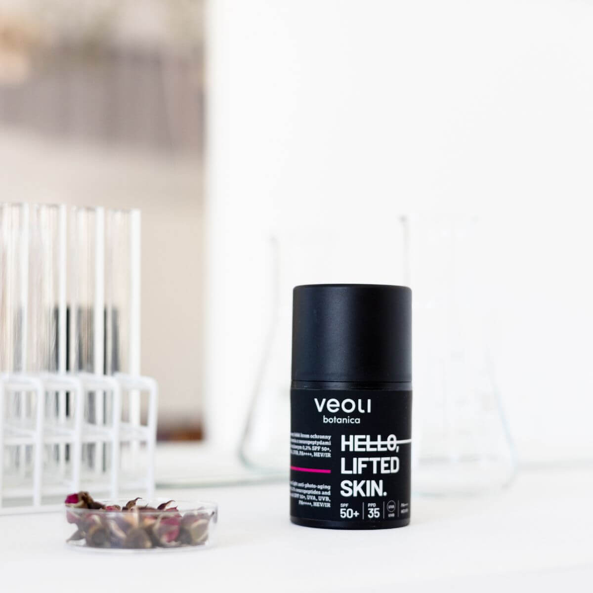 Veoli Botanica Hello Lifted Skin – lekki krem SPF 50 z neuropeptydami i kwasem ferulowym 50 ml